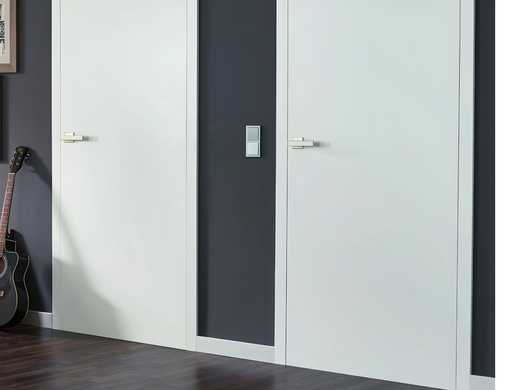 Usi albe potrivite exact in golurile de perete, cu reveal si toc precis — Exclusive Doors
