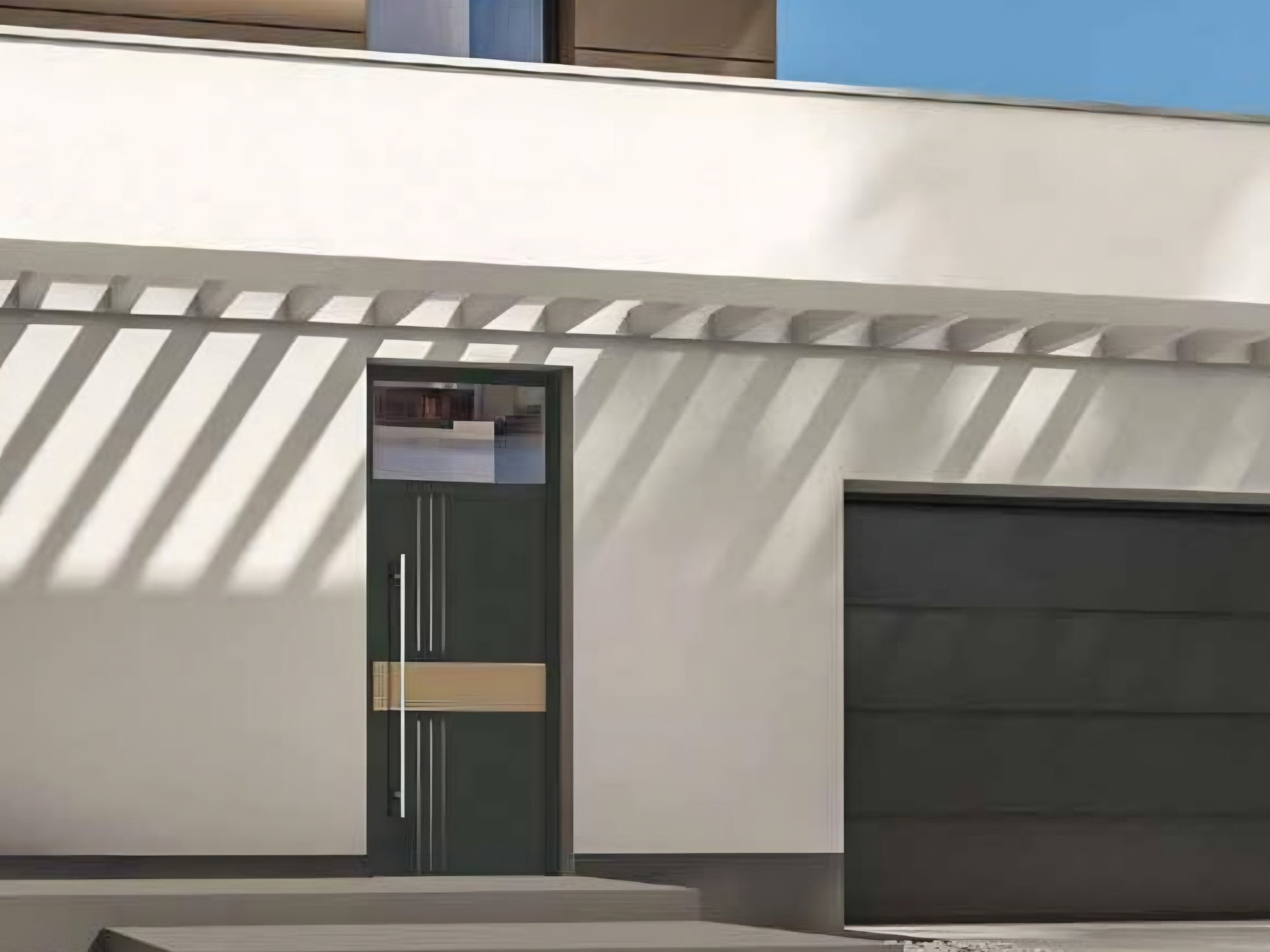 Usa de intrare si usa de garaj montate profesional pe o casa moderna — Exclusive Doors